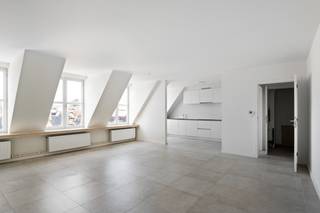 Wonen in het bruisende hart van Lier?<br />Op een absolute Toplocatie nabij het Zimmerplein bevindt zich dit aangename en ruime dakappartement met 2 slaapkamers en terras.<br /><br />Het appartement is gelegen op de derde verdieping en verwelkomt je via de inkomhal, die toegang geeft tot de ruime en lichtrijke leefruimte. De open, geïnstalleerde keuken sluit hier mooi op aan en vormt samen met de woonkamer een aangename leefomgeving.<br /><br />Via de hal bereik je de twee slaapkamers van ca. 13 m² en 14 m², de badkamer, een apart toilet en een praktische technische berging.<br /><br />Als extra troeven beschikt het appartement over een terras, private kelderberging en gemeenschappelijke fietsenberging.<br /><br />Een aangenaam appartement met een praktische indeling op een uitstekende locatie in het centrum van Lier, met winkels, horeca en andere voorzieningen binnen handbereik.<br /><br />Pluspunten:<br />+ Toplocatie in centrum Lier<br />+ 2 ruime Slaapkamers<br />+ Lichtrijke woonkamer met open keuken<br />+ EK conform<br />+ Terras<br /><br />Is dit dakappartement op deze uiterst centrale locatie in hartje Lier iets voor jou? <br />Neem dan zeker contact op voor een bezoek ter plaatse via info@vbvastoed.be of op 03 337 50 70.