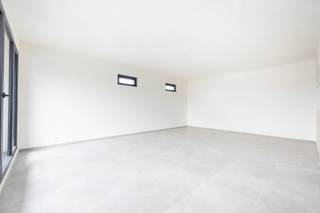 <p>Compact 2-slpk appartement + bureau van 102m Hanriot is een perfect Future Proof gebouw naar de Europse normen van 2050. Het appartement beschikt over een INDIVIDUELE WARMTEPOMP in combinatie met VLOERVERWARMING voor een perfecte ENERGIESCORE B. <br />Verkoop onderhevig aan registratierechten op de grond (12,5%) en BTW op de constructies. Parking en kelder bij aan te kopen.<br />Bezoek nu op afspraak met ons verkoopsteam! </p>