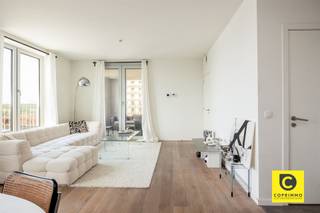<h2><span>Ruim en energiezuinig 3-slaapkamerappartement met westgericht terras en mogelijkheid tot ondergrondse staanplaats op het geliefde Eilandje</span></h2><p><span>Op een toplocatie op 't Eilandje, op de 7de verdieping van een recent appartementsgebouw (bouwjaar ca. 2016), bevindt zich dit uitzonderlijk lichtrijke en ruime 3-slaapkamerappartement. Dankzij de hoge ligging, de vele raampartijen en de westelijke oriëntatie geniet u hier dagelijks van een prachtige lichtinval en een schitterend uitzicht.</span></p><p><span> </span></p><p><span>Locatie</span></p><p><span>Wonen op 't Eilandje betekent wonen in één van de meest gegeerde en dynamische buurten van Antwerpen. Deze bruisende wijk combineert een unieke maritieme sfeer met een uitgebreid aanbod aan gezellige restaurants, hippe cafés en tal van recreatiemogelijkheden langs de vernieuwde kaaien. Het iconische MAS en het historische stadscentrumbevindt zich op wandelafstand. Ook voor uw dagelijkse boodschappen, scholen en sportfaciliteiten hoeft u zich nooit ver te verplaatsen. Bovendien geniet u hier van een uitstekende bereikbaarheid. Dankzij de nabijheid van tram- en bushaltes, het station Antwerpen-Dam en de vlotte aansluiting op de Ring en de belangrijkste invalswegen bent u zowel met het openbaar vervoer als met de wagen steeds snel op uw bestemming. Kortom, een locatie waar stadsleven, ontspanning en mobiliteit perfect samenkomen.</span></p><p><span>Indeling</span></p><p><span>Via de verzorgde inkomhal en de lift bereikt u het appartement. De ruime inkomhal, afgewerkt met een stijlvolle grijze tegelvloer die doorloopt doorheen het appartement, vormt de ideale ontvangst.</span></p><p><span>De leefruimte van maar liefst ca. 36 m² baadt in het natuurlijke licht dankzij de grote raampartijen. De warme parketvloer en de royale afmetingen bieden voldoende plaats voor een gezellige zithoek en een ruime eettafel. Aansluitend bevindt zich de moderne open keuken, volledig uitgerust met alle hedendaagse comfort en toestellen.</span></p><p><span>Naast de keuken bevindt zich een praktische technische ruimte/berging met aansluitingen voor wasmachine en droogkast, aangevuld met extra opbergruimte.</span></p><p><span>Vanuit de leefruimte heeft u toegang tot het ruime westgerichte terras, waar u in alle rust kunt genieten van de namiddag- en avondzon. Dankzij de ligging op de 7de verdieping geniet u bovendien van een prachtig open uitzicht over de Schelde een unieke plek om volledig tot rust te komen.</span></p><p><span>Het appartement beschikt over drie volwaardige slaapkamers, waarvan meerdere een mooi uitzicht bieden op het Kattendijkdok en het iconische Havenhuis.</span></p><p><span>De moderne badkamer is uitgerust met een douche, ligbad en een dubbele lavabo met mechanische ventilatie. Verder is er een apart gastentoilet aanwezig.</span></p><p><span>Een ondergrondse autostaanplaats kan optioneel worden aangekocht (prijs op aanvraag).</span></p><p><span> </span></p><h3><span>Troeven</span></h3><ul><li><span>Ruim en lichtrijk 3-slaapkamerappartement </span></li><li><span>Gelegen op een absolute toplocatie op 't Eilandje </span></li><li><span>Recent appartementsgebouw (bouwjaar ca. 2016) </span></li><li><span>Gunstig EPC</span></li><li><span>Ruim westgericht terras </span></li><li><span>Prachtig open uitzicht over de Schelde </span></li><li><span>Drie volwaardige slaapkamers </span></li><li><span>Individuele kelderberging</span></li><li><span>Mogelijkheid tot aankoop van een ondergrondse autostaanplaats (prijs op aanvraag) </span></li></ul><p><span> </span></p><p><span>Dit instapklare appartement biedt de perfecte combinatie van ruimte, comfort en een absolute topligging. Een unieke opportuniteit voor wie wil genieten van modern wonen met alle troeven van 't Eilandje binnen handbereik. </span></p><p><span> </span></p><p><span>Dit instapklare appartement combineert ruimte, comfort en een uitstekende ligging op één van de meest gegeerde locaties van Antwerpen. De ideale woonst voor wie op zoek is naar een moderne thuis met een prachtig uitzicht en alle stadsvoorzieningen binnen handbereik.</span></p>