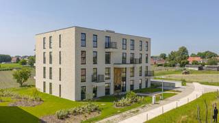 <strong>Welkom aan het nieuwe klokbekererf in Oud-Turnhout: Een nieuwe en doodlopende verkaveling in Oosthoven, grenzend aan uitgestrekte velden. Hier bent u verzekerd van een blijvend, groen en landelijk uitzicht en tegelijkertijd een uitstekende verbinding naar het centrum van Turnhout, Oud-Turnhout en Oosthoven. Langs de achterzijde een vergezicht over de agrarische gebieden tot aan de Turnhoutse Turnova Toren, en langs de voorzijde uitzicht over een groenzone met wadi. Parkeren gebeurt ondergronds, en de verkaling heeft geen doorgaand verkeer, waardoor u hier geniet van ultieme rust, privacy en ideale zonoriëntaties. Wij bekijken met veel plezier welk appartement ideaal voor u kan zijn, en leiden u graag ter plaatse rond in het modelappartement.<br /><br /></strong><span>Appartement C 1.3</span><br />Dit hoekappartement is 108,6m² groot + 14,1m² terras en kent volgende indeling: Inkomhal met gastentoilet en vestiaire. 3 slaapkamers, waarvan één met eigen balkon. De badkamer is voorzien van een raam en biedt plaats aan een ligbad, dubbele wastafel en inloopdouche. De leefruimte geniet langs 2 zijden van natuurlijke lichtinval en is opgedeeld in een zithoek, eetkamer en leefkeuken, met aansluitende berging / wasplaats. Een grote schuifraam geeft toegang tot het schitterende terras, met ideale west oriëntatie en uitzicht over de achterliggende velden. <br /><br /><span>Aanbod</span><br />Deze kleinschalige residentie bestaat uit slechts 12 appartementen, met ideale oppervlaktes van 100 m² tot 112 m², allen voorzien van 2 of 3 slaapkamers. Alle terrassen bevinden zich aan de achterzijde, en hebben allemaal hetzelfde schitterende uitzicht en oppervlaktes tot 16m². Sommige appartementen hebben bijkomend nog een 2e terras aan de voorkant. Parkeren gebeurt ondergronds, waar u een ruime keuze heeft uit garages of staanplaatsen met achterliggende (fietsen)berging. De lift bedient uiteraard alle verdiepingen. <br /><br /><span>Technieken</span><br />Hier koopt u een echt "BEN" (Bijna Energie Neutraal) appartement dankzij de nieuwste technieken (individuele warmtepomp,een eigen installatie zonnepanelen van 2.000 Wp, vloerverwarming, ventilatie C, en doorgedreven isolatie (11cm in de vloer, 14cm in de buitenmuur, ...). Dit in combinatie met een tijdloos ontwerp op een toplocatie In Oud-Turnhout, zorgt hier voor een zorgeloze investering in een appartement dat klaar is voor de toekomst. <br /><br /><span>Prijzen</span><br />Prijzen starten vanaf 276.403 EUR voor een appartement van 100 m² met een terras van 13,2 m², exclusief aankoopkosten (BTW &amp; registratierechten). Staanplaatsen met eigen berging of garages zijn te koop vanaf 27.000 EUR, exclusief aankoopkosten. Wij bezorgen u graag een gedetailleerde prijsberekening. <br /><br /><span>Wie is de projectontwikkelaar?<br /></span>Deze nieuwe appartementen zijn een realisatie van RDK (Rik De Keyser), een gevestigd familiebedrijf met meer dan 50 jaar ervaring in het bouwen van duurzame nieuwbouwprojecten. RDK wordt gewaardeerd voor hun degelijke constructie en verfijnde, eigentijdse afwerking. Zij beheren zelf het volledige bouwproces, van ontwerp, tot uitvoering, afwerking en tot slot de oplevering van uw woning. <br /><br />Het ontwerp is naar de hand van TRIAS architecten. Zij hebben bijzonder veel aandacht geschonken aan woonkwaliteit. Zo hebben alle<br />appartementen een ruime, lichte woonkamer met open keuken. Hierbij staan de leefruimtes in direct contact met de terrassen<br /><br /><strong>Aarzel niet om ons te contacteren voor meer informatie over de plannen, het lastenboek of voor een prijsberekening op maat. </strong><br /><strong>Een bezoek op de werf is reeds mogelijk, dus wij leiden u vanzelfsprekend met veel plezier ter plaatse rond in het modelappartement! </strong>