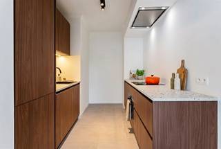 <p>Interesse? Plan dan zelf je bezoek in via onze digitale kalender. Vragen? Neem gerust contact op met Sofie Stalmans via sofie.stalmans@copandi.be of via +32 484 74 47 00.<br /></p><p>Lichtrijk en volledig vernieuwd appartement in hartje Lier<br /></p><p>Op een rustige straat, op wandelafstand van de bruisende Grote Markt, bevindt zich dit prachtige, lichtrijke appartement. Volledig vernieuwd en bereikbaar met de lift, biedt het comfort en modern woonplezier.<br /></p><p>Bij binnenkomst valt de inkomhal met ingemaakte kasten meteen op. De ruime leefruimte met open keuken vormt het hart van het appartement, perfect om te genieten of gasten te ontvangen. Verder beschikt het over een badkamer met douche en twee comfortabele slaapkamers, beide met toegang tot een zonnig terras.<br /></p><p>Ideaal voor wie zelf wil genieten van een centraal gelegen woning of op zoek is naar een interessant opbrengsteigendom.<br /></p><p>✅ Volledig gerenoveerd in 2025<br />✅ 2 slaapkamers<br />✅ Terras<br />✅ EPC-label B<br />✅ Elektriciteit conform<br />✅ Gunstige ligging in Lier nabij winkels, scholen en openbaar vervoer</p>