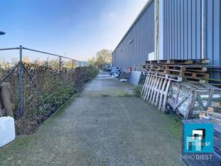 <h3><span>Instapklaar Industrieel Gebouw (1.045 m²) met 15 Parkeerplaatsen aan de Leuvensesteenweg te Diest</span></h3><p><span>Strategisch gelegen langs de Leuvensesteenweg in Diest, bieden wij dit goed onderhouden industrieel gebouw aan. </span></p><p><span>Het pand omvat 800 m² loodsruimte met hoge inrijpoorten (4 m) en 245 m² volledig ingerichte kantoorruimte (incl. keuken & sanitair). </span></p><p><span>Gelegen op een perceel van 2.174 m² met ca. 15 parkeerplaatsen en verhard buitenterrein.</span></p><p><span>Ideaal voor: logistiek, productie, technische diensten, recyclage/milieudiensten of transportbedrijven, investeerders in bedrijfsvastgoed....<br />Ligging: vlotte verbinding met E314/E313 uitstekende bereikbaarheid voor vrachtverkeer.</span></p><p><span>Troeven:</span></p><ul><li><span>Instapklaar geen renovatie nodig</span></li><li><span>Combinatie kantoor/loods</span></li><li><span>Geschikt voor eigen gebruik of investering (huurwaarde 3 750 Euro per maand )</span></li><li><span>Verkoop wegens verhuis van huidig bedrijf (industriële reiniging/afvalverwerking)</span></li></ul><p><span>Adres: Leuvensesteenweg 192, 3290 Diest</span></p><h3><span>Contacteer ons voor info of een bezoek ter plaatse.</span></h3><h3><span> </span></h3><h3><span>Bel naar 013 31 25 22</span></h3><h3><span>Mail naar <span>jan@immodiest.be</span></span></h3><h3><span>Bel naar 0498 52 64 52</span></h3><h3><span> </span></h3><h3><span> </span></h3><h3><span> </span></h3><h3><span> </span></h3><h3><span> </span></h3><h3><span> </span></h3><h3><span> </span></h3><p><span> </span></p><p><span> </span></p>