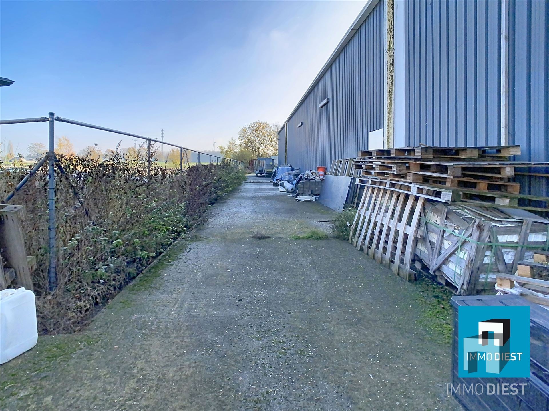 Industrieel gebouw met magazijnen en burelen - foto 3