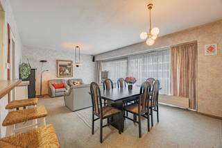 Op een centrale ligging in Heist, op wandelafstand van de Zeedijk en het Heldenplein, bevindt zich dit aangename te renoveren appartement met een praktische indeling en ruime leefruimtes.<br /><br />Het appartement omvat een inkomhal met gastentoilet, een handige berging, een lichtrijke woonkamer met een mooie gevelbreedte en aansluitend een balkon. De open, volledig ingerichte keuken sluit naadloos aan op de leefruimte. Verder beschikt het appartement over twee volwaardige slaapkamers, waarvan één toegang geeft tot het balkon aan de achterzijde. De badkamer is uitgerust met zowel een ligbad als een douche.<br /><br />Als extra troef beschikt het appartement over een ruime privatieve kelderberging.<br /><br />Dankzij de gunstige ligging bevinden het strand, winkels, restaurants en het openbaar vervoer zich op korte wandelafstand.<br /><br />Interesse? Contacteer ons gerust voor meer informatie of een bezoek ter plaatse. Wij helpen u graag verder.