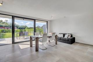 <p>Dit prachtige nieuwbouwappartement (bouwjaar 2023) is gelegen op een toplocatie te Ninove, vlakbij het centrum en met een uitstekende bereikbaarheid dankzij de nabijgelegen invalsweg.<br />Het appartement beschikt over een<strong> ruime, lichtrijke leefruimte</strong> met volledig geïnstalleerde open keuken. Via het grote schuifraam heeft men toegang tot het <strong>aangename terras met aansluitende tuin</strong> en tuinberging. <br />Verder omvat het appartement twee slaapkamers, een badkamer met inloopdouche en dubbele lavabo, een afzonderlijk gastentoilet en een praktische berging.<br />Extra troeven zijn: <strong>de</strong> <strong>bovengrondse autostaanplaats - Energiezuinige lucht-waterwarmtepomp - Vloerverwarming met koelfunctie - Zonnepanelen - Ventilatiesysteem D.</strong></p>