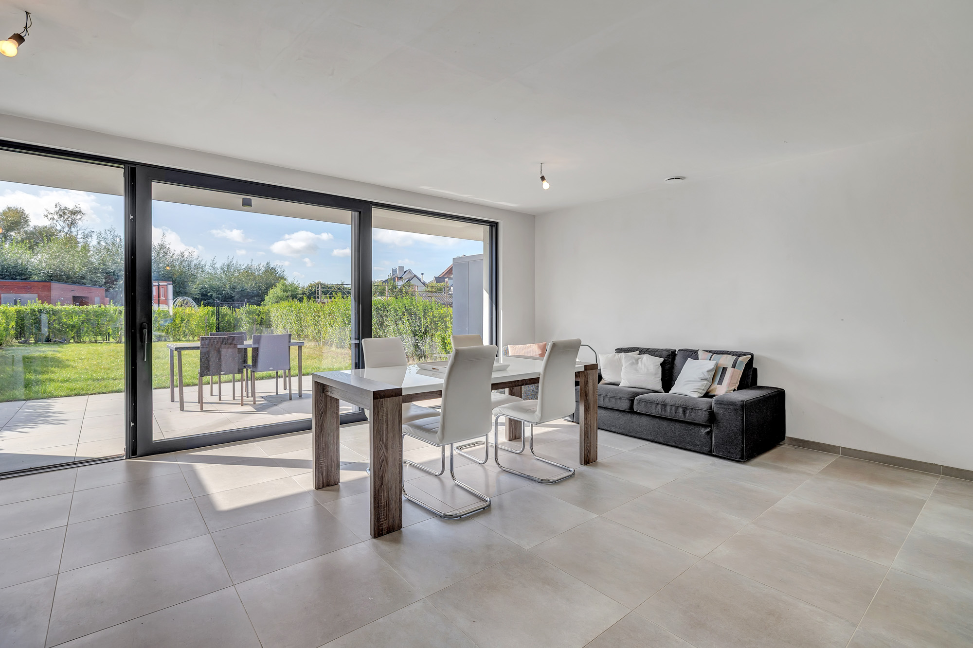 Recent app met 2 slpk, terras met tuin en staanplaats - foto 2