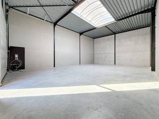 Magazijn van ca. 170 m² te huur in Izegem in het nieuwbouwproject Stuyf met private parkeerplaats. Het magazijn is gelegen in de nabij het centrum van Izegem en van diverse invalswegen. Uitermate geschikt voor opslag en kleine ambacht.Specificaties:- sectionale poort ;- Regenput ;- 3fasige elektriciteit ;- 2 staanplaatsen voorzien- toilet-verlichting- extra stopcontactenBent u op zoek naar bedrijfsvastgoed te huur in Izegem? Contacteer ons voor meer informatie of een bezoek ter plaatse.