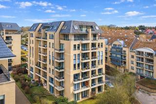 Een rustig gelegen, zeer lichtrijk en ruim penthouse-appartement (116m²) met 3 slaapkamers + 2 badkamers, panoramisch terras (10m²),...