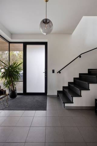 <p><span>Modern wonen in rust en gezelligheid.</span></p><p><span>Goed gelegen nabij het centrum van Heide, staat deze gezellige, moderne villa met 3 slaapkamers. </span></p><p><span>Je komt binnen via een ruime inkomhal met vestiaire en gastentoilet. <br />De open leefruimte wordt gedragen door een overvloed aan natuurlijk licht, waardoor binnen en buiten moeiteloos in elkaar overvloeien. <br />De keuken is volledig geïnstalleerd met dubbele spoeltafel, combi-oven, koelkast, en handige eettoog. </span></p><p><span>Grenzend aan de keuken is een praktische berging/wasplaats.<br />Grote schuiframen geven toegang tot een ruim terras en de west-tuin. Hier kan je heerlijk genieten van de fluitende vogels.</span></p><p><span>Verdieping:</span><span><br />Boven kom je uit in een lichte nachthall met groot schuifraam naar een overdekt terras. <br />Er zijn er 3 ruime slaapkamers op een lichte tegelvloer. <br />De badkamer omvat een douche, ligbad, dubbele lavabo, toilet en bied alle comfort. <br />De ideale plek om te vertragen en tot rust te komen na een drukke dag.</span></p><p><span>Buiten wacht een zonnige tuin waar privacy en eenvoud centraal staan. <br />Een plek om te landen, te genieten en opnieuw te verbinden.<br />Extra tuinberging. Ideaal voor fietsen en tuingerief. </span></p><p><span>Bijzonderheden</span></p><ul><li><span>Bouwjaar 217</span></li><li><span>Laag EPC</span></li><li><span>Topligging </span></li><li><span>Carport en genoeg parkeerruimte</span></li></ul><p><span> </span></p><p><span>Informatieplicht: Vergunning uitgereikt – woongebied – geen rechtelijke herstelmaatregel of bestuurlijke maatregel opgelegd – geen voorkooprecht – verkavelingsvergunning – geen klim aanwezig – niet overstromingsgevoelig P-score A & G-score A – EPC 119 kWh/m² - EK conform - asbest NVT.</span></p><p><span> </span></p>