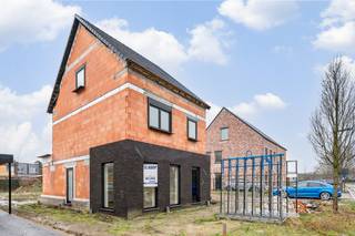 Deze mooie, nieuwbouw, half open bebouwing, bevindt zich in het doodlopende gedeelte van de verkaveling "Pompoenstraat" in Wiekevorst, ideaal voor wie van rust houdt. De tuin is west geörienteerd.<br />Op het gelijkvloers bevindt zich de inkomhal, apart toilet, ruimte berging en een leefruimte met zithoek, living en keuken.<br />Op de eerste verdieping bevinden zich een masterbedroom met dressing, een tweede slaapkamer en een badkamer met voorzieningen bad, dubbele lavabo en inloopdouche.<br />De zolderverdieping biedt ruimte voor nog minimaal 2 slaapkamers.<br /><br />De vraagprijs is gepubliceerd onder registratierechten.<br />Voor kopers die niet kunnen genieten van de verlaagde registratierechten, is een verkoop onder BTW-stelsel mogelijk en zal dit voor u voordeliger zijn!<br /><br />Info &amp; afspraak:  ☎ 0473/30 00 00   ✉ Pieter@wijns.be<br />Wij maken graag tijd voor U.