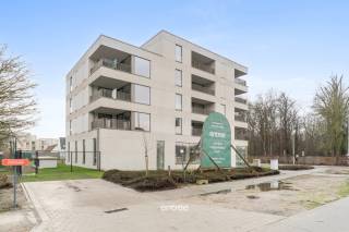 Dit moderne appartement in Zwijnaarde voldoet aan alle standaarden van comfort en luxe. Gelegen op een ideale locatie, biedt dit appartement een prachtig uitzicht vanaf het ruime terras. <br />Het appartement werd gebouwd in 2025, waardoor het voldoet aan de nieuwste bouwnormen en -eisen. Het is voorzien van moderne voorzieningen en heeft een energielabel A, wat betekent dat het energiezuinig is en lagere energiekosten met zich meebrengt.<br />Het gebouw is uitgerust met een lift, waardoor het appartement gemakkelijk toegankelijk is.<br />De ligging van dit appartement is een van de grootste troeven. Het is gelegen nabij het Parkbos en het Technologiepark en dicht bij alle voorzieningen zoals winkels, restaurants en openbaar vervoer. Bovendien is het slechts een korte afstand verwijderd van het bruisende stadscentrum van Gent.<br />Kortom, dit appartement biedt een perfecte combinatie van comfort, locatie en moderne voorzieningen. Met zijn ruime terras, lift, twee slaapkamers en badkamer, is het ideaal voor gezinnen of mensen die op zoek zijn naar een ruim en luxueus appartement in het Gentse.<br />Fraai aangelegde, gemeenschappelijke tuin met vijver.<br />Ondergrondse staanplaats in begrepen in de huurprijs.<br />Huurprijs: € 1300,00 + € 75,00 gemeenschappelijke kosten<br />Beschikbaar vanaf 1 juli.<br />Bel voor bezoek: Ulrik Willems 0495 93 38 35 of email uw@entree.be