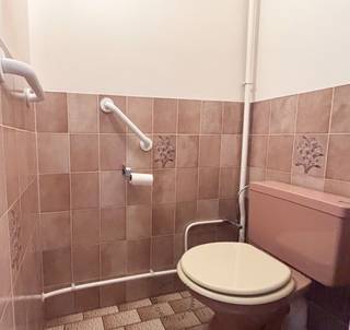 Dit appartement is gelegen in het centrum van Beveren biedt alle comfort en ruimte die je nodig hebt.<br /><br />Bij binnenkomst verwelkomt de inkomhal je met ingemaakte kasten en een apart gastentoilet, de lichtrijke en ruime leefruimte van 40m² vormt het hart van dit appartement, met aansluitend een gezellig Zuidgericht terras. De aparte keuken is praktisch ingericht en beschikt over een aanpalende berging, ideaal voor extra opslagruimte.<br />Bovendien zijn er twee slaapkamers en extra bureaukamer, en de badkamer is voorzien van douche, ligbad en lavabomeubel.<br /><br />Het appartement bevindt zich in een rustige en groene omgeving, doch op wandelafstand van het centrum met winkels en openbaar vervoer.<br />huurprijs 850 + 50 euro algemene onkosten