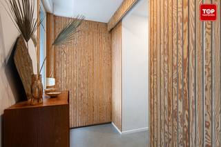 <p>Deze woning is gelegen in een rustige straat in Sint-Amandsberg, vlak bij Gent, en geniet van een centrale en vlot bereikbare ligging. Het centrum van Gent bereikt u te voet in ongeveer 15 à 20 minuten, terwijl station Gent-Dampoort zich op slechts 5 minuten wandelafstand bevindt. Winkels, scholen, openbaar vervoer en andere voorzieningen bevinden zich in de directe omgeving, terwijl u via de nabijgelegen invalswegen snel op de R4 bent.</p>
<p>Via de inkomhal met praktische inbouwkasten betreedt u de woning. Aansluitend bevindt zich de lichtrijke leefruimte, opgedeeld in een gezellige woon- en eetruimte. Dankzij de grote raampartijen baadt de ruimte in natuurlijk licht. Vanuit de leefruimte heeft u zicht op de prachtige tuin, waar u de hele dag van de zon kunt genieten. Deze aangename buitenruimte is ideaal om in alle rust te genieten van een hapje en een drankje.</p>
<p>Op de eerste verdieping bevindt zich een ruime slaapkamer en een badkamer uitgerust met een lavabo, douche en ligbad. De zolderverdieping werd ingericht als een tweede volwaardige slaapkamer. Verder beschikt de woning ook over een praktische kelder, ideaal als extra bergruimte.</p>
<p>De woning werd volledig gerenoveerd vóór 2019 en verkeert in een verzorgde staat. Bovendien is er de mogelijkheid om een garage achter de woning te huren.</p>
<p>Beschikbaarheid bespreekbaar.</p>
<p>Contacteer Top Vastgoed voor een bezoek op 0475 700 700.</p>