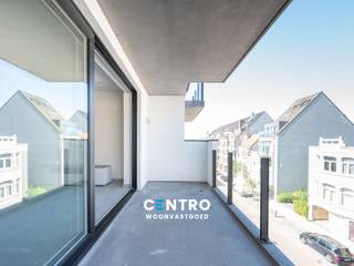 Foto's indicatief aan potentiele afwerking! Nieuwbouwresidentie 'Swan' is een klassevolle residentie met 22 appartementen en 15 garages. Gebouwd in een hedendaagse stijl, gelegen in de nabijheid van zowel het station, winkelstraten als de jachthaven van Blankenberge! Mogelijkheid tot aankopen aan 6% BTW mits voldaan aan voorwaarden<br /><br /><strong>INDELING:</strong><br /><em><u><strong>Eerste Verdieping (±75m²):</strong></u></em><br />Inkomhal - LICHTRIJKE leefruimte met volledig ingerichte open keuken (o.a. met dubbele spoelbak, kookeiland, kookfornuis, dampkap, combi-oven, koelkast met vriesvak en vaatwasmachine) - berging (met wasplaats) - afzonderlijk gastentoilet (met lavabo) - badkamer (o.a. met lavabomeubel en douche) - 1 slaapkamer - ZONNETERRAS.<br /><br /><strong><u>Opmerkingen:</u></strong><br />- ENERGIEZUINIGE appartementen: E-peil => E30<br />- VLOERVERWARMING met WARMTEPOMP!<br />- ZONNEPANELEN VOORZIEN!<br />- Hoogrendementsbeglazing met PVC schrijnwerk!<br />- VENTILATIETYPE SYSTEEM D!<br />- Fietsenberging aanwezig<br />- VRIJE KEUZE qua VLOEREN, BADKAMER &amp; KEUKEN!<br />- Mogelijkheid tot het aankopen van een GARAGEBOX en kelderberging IN HET GEBOUW!<br /><br />LEUK appartement met een mooi terras! Contacteer ons snel voor verdere informatie op 050/70.01.02 of info@centro.be!