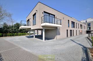 In de dorpskern van Anzegem treffen we dit recente gebouw (2019), waar zich verschillende assistentieflats bevinden! <br /><br />Residentie Drieweg geniet van een<strong> zeer centrale ligging</strong>, met tal van winkels, horecazaken, scholen en openbaar vervoer op wandelafstand, ideaal dus voor wie op zoek is naar comfort! De voorliggende residentie neemt alle drukte van het verkeer weg, waardoor het optimaal genieten is van alle rust & privacy!<br /><br />De<strong> indeling</strong> van de recente serviceflats gaat als volgt: open woon- en leefruimte met goed uitgeruste keuken, ruime slaapkamer, en aansluitend ruime badkamer met inloopdouche, toilet en wastafel. <br /><br />Bovendien is er in de zeer goed onderhouden residentie nog een <strong>gemeenschappelijke polyvalente ruimte</strong>, met zithoek, eethoek en goed uitgeruste keuken. Verder is er een gemeenschappelijke <strong>fietsenstalling</strong> en <strong>wasplaats </strong>aanwezig.<br /><br />Komt het moment waarop er zorg nodig is, dan staat zorgverlener Ubunto steeds voor jou klaar om jou professioneel bij te staan. Door een <strong>intern oproepsysteem </strong>op maat kan er onmiddellijk de nodige ondersteuning/ bijstand geboden worden aan de bewoner.<br /><br />Interesse? Contacteer Els 0478 61 64 34 of els@immoroman.be