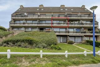 Gelegen op wandelafstand van het strand en de winkelstraat van Koksijde bevindt zich een 2 slaapkamer appartement van 51m² met een zonnig terras van 9m² te koop in Residentie Zuydcoote. Het appartement is momenteel verhuurd op jaarbasis. Er is een optie tot aankoop van een garagebox in het gebouw. Op zoek naar interessante immo te Koksijde? <br /><br />INDELING:<br />> Eerste verdieping:<br />- inkomhal met vestiaire;<br />- leefruimte met toegang tot het zongerichte terras (9m²);<br />- keuken, voorzien van alle nodige apparatuur;<br />- slaapkamer 1;<br />- slaapkamer 2;<br />- badkamer met bad, wastafel en toilet;<br /><br />> Kelderverdieping:<br />- Mogelijkheid tot aankopen van privatieve garagebox;<br /><br />ALGEMEEN:<br />- Gunstig EPC B (180 kWh/m²);<br />- Centrale verwarming op aardgas;<br />- Zonnig terras;<br />- Verhuurd op jaarbasis;<br /><br />Bent u op zoek naar een appartement als vaste bewoning of tweede verblijf? Aarzel niet contact op te nemen met de dossierverantwoordelijke Yari Devos via 0491 27 21 85 of yari.devos@dewaele.com.<br /><br />Bestuursmaatregelen in het maatregelenregister: nee