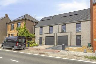 This new-build home (2025) is centrally located in the heart of Zingem (Kruisem), within walking distance of many facilities (schools, shops, bakery, butcher shop, public transport,...). <br />The house is stylishly decorated and has 3 bedrooms (with the possibility of a 4th room). <br />Furthermore, this house is very energy efficient with an EPC A and you enjoy a lot of comfort: indoor garage, floor heating and solar panels. An advantage is the large garden with a terrace!<br /><br />(!) sale under registration fees. No VAT applies. <br /><br />LAYOUT OF THE HOUSE:<br />Ground floor:<br />* entrance hall with guest toilet<br />* bright living space<br />* open kitchen with island<br />* indoor garage with laundry <br />* spacious garden with terrace<br /><br />First floor: <br />* bedroom 1<br />* bedroom 2<br />* bedroom 3<br />* bathroom with walk-in shower and bath<br />* separate toilet <br /><br />Second floor: <br />* access via a fixed staircase<br />* to be further set up<br />* possibility of extra rooms<br /><br />GENERAL INFORMATION:<br />* EPC A (BEN home)<br />* sales under registration fees (no VAT)<br />* floor heating (natural gas)<br />* solar panels available<br />* electricity is compliant<br />* city water<br />* rainwater 10,000 l <br />* ventilation available<br />* shutters available <br /><br />The property is offered through the Pre-sale formula. On 27/08/2026 between 17:00 and 18:30, you can come visit the house by appointment and make an offer. The listed price is a starting price. For further information, please contact the property agent.<br /><br />Register of measures: no