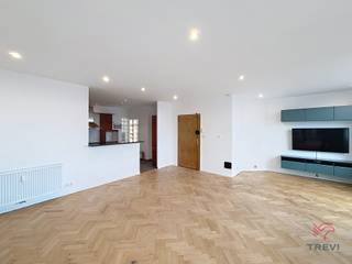 BRUSSEL – Op de bovenste verdieping van een beschermd modernistisch gebouw uit 1938, in het hart van de Europese wijk, zonder inkijk, dicht bij...