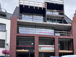Duplexappartement op de derde en vierde verdieping van een kleinschalig kwalitatief hoogstaand appartementsgebouw.<br />
<p>Villa Allegro is een exclusief nieuwbouwproject gelegen aan de Kortrijkstraat. Hier worden vier uitzonderlijk ruime appartementen en een handelspand gerealiseerd op een toplocatie in het centrum met winkels, horeca, cultuur, sport en openbaar vervoer op wandelafstand.</p>
<p>De appartementen onderscheiden zich door hun royale en doordachte indeling, grote raampartijen die overvloedig natuurlijk licht binnenlaten, en een verfijnde afwerking met uitsluitend hoogwaardige materialen, in harmonie met het luxueuze en kwalitatieve karakter van het gebouw.</p>
<p>De appartementen beantwoorden aan de meest recente energetische normen en zijn uitgerust met vloerverwarming op basis van een individuele warmtepomp en een ventilatiesysteem voor een gezond binnenklimaat.</p>
<p>Achteraan het terrein zijn private garages voorzien, bereikbaar via het Rameplein, evenals fietsenbergingen met een toegang langs de Nieuwstraat.<br /><br /><b>Jouw woonwensen, jouw indeling.</b><br /><span>Kopers krijgen de mogelijkheid om de inrichting en afwerking af te stemmen op hun eigen stijl en behoeften, in samenspraak met de bouwheer.</span><br /><br /><b><u>Villa Allegro bestaat uit volgende entiteiten :</u></b><br /><span>- Gelijkvloers: 275 m² handelsruimte - </span><b>VERKOCHT </b><br /><span>- 1° Verdiep (1.1): 160 m² + 34 m² terrassen – 3 slpk – 2bdk - berging - <strong>VERKOCHT</strong></span><br /><span>- 2° Verdiep (2.1): 160 m² + 28 m² terrassen – 3 slpk – 2 bdk – berging - <strong>VERKOCHT </strong></span><br /><span>- 3° Verdiep (3.1): duplex 116 m² + 11 m² terrassen – 2 slpk – bdk – berging</span><br /><span>- 3° Verdiep (3.2): duplex 121 m² + 23 m² terrassen – 2 slpk – bdk – berging</span><br /><span>- 5 privatieve bergingen </span><br /><span>- Individuele fietsenbergingen</span><br /><span>- 6 garages + 3 autostandplaatsen</span><br /><br /><b>Mogelijkheid tot aankoop aan 6% btw<span> </span></b><span>(i.p.v. 21%), indien u voldoet aan de voorwaarden.</span><br /><span>Meer info hierover op kantoor.</span></p>