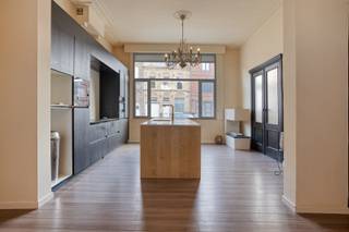 In de Ieper, op een steenworp van de Grote Markt, bevindt zich deze grotendeels gerenoveerde halfopen herenwoning met een indrukwekkende...