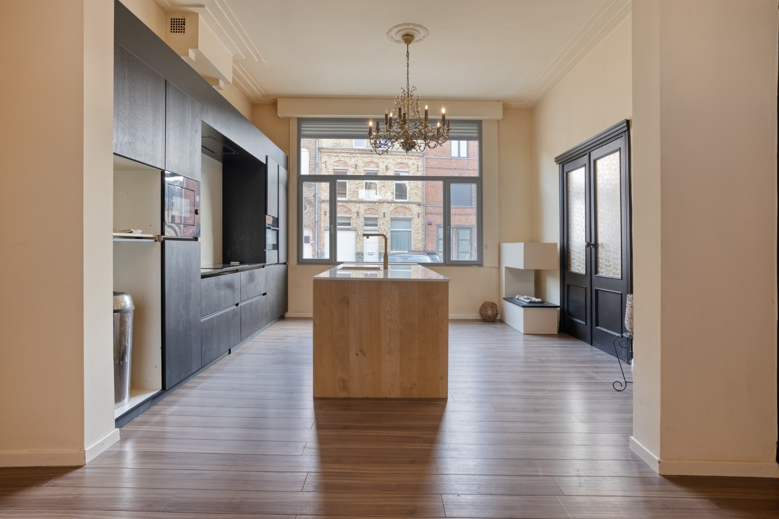 Karaktervolle halfopen herenwoning met 6 slaapkamers en tal van mogelijkheden in het hart van Ieper - foto 3