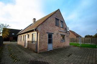 In een rustige en kindvriendelijke woonwijk in Poelkapelle vind je deze warme, alleenstaande woning – een plek waar comfort en gezelligheid hand...