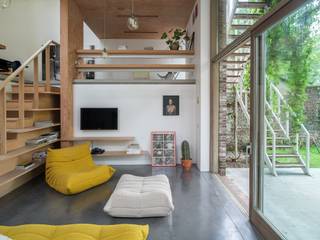 <strong>Uniek vastgoed! Exclusieve en creatieve site met twee kantoorruimtes, een polyvalent handelspand, een short-staystudio en een bijzonder architecturale split-levelwoning met ruime tuin, op een boogscheut van het stadscentrum.</strong><br /><br /><em>Voor meer informatie, mail naar <strong>info@carloeggermont.be</strong>.</em><br /><br />Dit is het type vastgoed dat zelden op de markt komt.<br /><br />Een voormalige bierbottelarij in de bruisende Dampoortwijk werd achter een historische gevel omgevormd tot een uitzonderlijk architecturaal ensemble, waarin wonen, werken en creëren naadloos samenkomen en een uniek geheel vormen.<br /><br />Wat ooit een verlaten industriële site was, werd door architect Kristoffel Boghaert getransformeerd tot een eigentijdse leefomgeving waarin geschiedenis en hedendaagse architectuur elkaar versterken.<br /><br />De site omvat een karaktervolle gezinswoning met vijf slaapkamers en een ruime, zonnig georiënteerde tuin, een zelfstandige guesthouse, twee duplexkantoorruimtes en een polyvalent handelspand dat vandaag wordt uitgebaat als een goed draaiend restaurant.<br /><br />De ligging op de tweede bouwzone en de doordachte aaneenschakeling van de verschillende entiteiten zorgen enerzijds voor een indrukwekkend gevoel van ruimtelijkheid en anderzijds voor een geborgen sfeer. Elke entiteit heeft haar eigen bestemming, waardoor bewoners, ondernemers en bezoekers er moeiteloos hun eigen plek vinden.<br /><br />Dankzij de uitzonderlijke architectuur en de zorgvuldige transformatie werd het project internationaal gepubliceerd, onder meer in <em>Creative Homes – Interiors and Design in Belgium</em> (Gestalten), <em>RUM Magazine</em> en diverse andere architectuur- en designpublicaties.<br /><br />De architecturale split-levelwoning biedt een unieke woonbeleving waarin licht, ruimte en verbondenheid centraal staan. De woning beschikt over maar liefst vijf slaapkamers, een bureauruimte, twee badkamers en een volledig onderkelderde verdieping. Naast de royale oppervlakte is de woning bijzonder praktisch ingericht, onder meer dankzij het vele maatwerk.<br /><br />Een extra troef is de ruime, goed georiënteerde tuin met een afzonderlijke short-staystudio, die bovendien een interessante bijkomende opbrengst genereert.<br />De twee kantoorruimtes zijn elk ingericht als duplex, beschikken over een eigen toegang en hebben een oppervlakte van ongeveer 85 m².<br /><br />Het polyvalente handelspand (200 m<sup>2</sup>)biedt tal van invullingsmogelijkheden, zoals een galerij, restaurant of andere commerciële bestemming. Momenteel wordt het met succes uitgebaat als een goed draaiend restaurant.<br /><br /><strong>Kortom, dit is een unicum. Een uitzonderlijke opportuniteit voor wie op zoek is naar een unieke site waar architectuur, esthetiek en functionaliteit elkaar op een bijzondere manier versterken.</strong>
