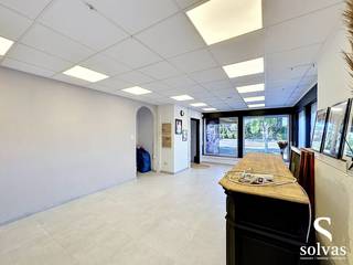 Op zoek naar een combinatie van wonen én werken op een goed bereikbare locatie? Deze veelzijdige woning aan de Grote Baan 80 in Lovendegem biedt u de ideale kans!<br /><br />Kenmerken:<br />- Topligging langs een drukke doorgangsweg – ideaal voor commerciële activiteiten<br />- Mogelijkheid tot handelsruimte in combinatie met woonst<br />- Twee ruime slaapkamers<br />- Ruime tuin – perfect voor ontspanning <br />- Garage aanwezig<br />- Beschikbaar vanaf 1/06<br /><br />Perfect voor zelfstandigen, vrije beroepen of kleine ondernemingen die hun zaak aan huis willen opstarten of uitbreiden.<br /><br />Interesse? Neem vandaag nog contact op voor een bezichtiging en ontdek de mogelijkheden van deze unieke woning!