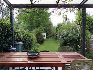 <p><span>Charmant appartement met 2 slaapkamers, privé-tuin en garage gelegen in Merksem. Dit instapklare pand heeft een bewoonbare oppervlakte van 73 m² en een perceeloppervlakte van circa 289 m², waarbij buitenruimte en praktische bergruimte mooi samenkomen. De woning biedt een warme, gezellige sfeer met houten vloeren en originele details, ideaal voor starters of een koppel dat op zoek is naar comfort en groen in de buurt.</span></p><p><span> </span></p><p><span>Bij binnenkomst vindt u een licht opgerichte woonkamer met aangrenzende eetruimte en een gezellige serre-achtige tuinkamer waar planten en veel daglicht voor een aangename sfeer zorgen. De keuken is functioneel ingericht met voldoende kastruimte, gaskookplaat. De hal leidt naar twee slaapkamers, waarvan de grootste kamer veelzijdig te gebruiken is als hoofdslaapkamer of kantoorruimte. De badkamer beschikt over een douche/badcombinatie en wastafel, en er is een apart toilet.</span></p><p><span> </span></p><p><span>Aan de achterzijde strekt zich een ruime, onderhoudsvriendelijke tuin uit met gazon en diverse groenbegroeiing, ideaal voor ontspanning, kinderen of huisdieren. Een verzorgde buitenruimte biedt privacy en een aangename plek om buiten te genieten. Daarnaast beschikt het appartement over voldoende opbergruimte, met bergkasten en een kelderruimte die geschikt is als opslag, hobbyruimte of fietsenberging. De privégarage biedt parkeergelegenheid en extra opslagmogelijkheden.</span></p><p><span> </span></p><p><span>Tevens zijn er nog praktische troeven zoals een stevige structuur, meerdere ingangen via de gemeenschappelijke trap en een gunstige indeling die veel functionaliteit biedt binnen een compacte oppervlakte. De combinatie van gezellige beleving, buitenruimte en praktische voorzieningen maakt dit appartement zeer interessant voor wie op zoek is naar een groenere omgeving in Merksem zonder in te leveren op comfort.</span></p><p><span> </span></p><p><span>Belangrijkste kenmerken</span></p><p><span>- Adres: Merksem</span></p><p><span>- Bewoonbare oppervlakte: 73 m²</span></p><p><span>- Perceeloppervlakte: circa 289 m²</span></p><p><span>- Indeling: 2 slaapkamers, 1 badkamer</span></p><p><span>- Voorzieningen: woonkamer met eetruimte, tuinkamer, functionele keuken</span></p><p><span>- Buitenruimte: ruime privé-tuin met gazon en groen</span></p><p><span>- Bergruimte: kelder en extra opslag</span></p><p><span>- Parkeren: 1 garage</span></p><p><span>- Algemeen: houten vloer, karaktervolle details, instapklaar</span></p><p><span> </span></p><p><span>Foto's zijn genomen alvorens verhuring pand, dezelfde indeling en afwerking. huurprijs 1.100 euro/mnd.</span></p><p><span> </span></p><p><span>Interesse in deze woning? Neem gerust contact op voor een bezichtiging en ontdek zelf de360-graden sfeer van dit gezellige appartement in Merksem.</span></p>