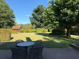 In de rustige, groene Eikenlaan in Belsele bevindt zich deze discreet ingeplante villa uit 1979 met een bewoonbare oppervlakte van 297 m² op een riant perceel van 2.074 m², waar licht, ruimte en privacy centraal staan.<br /><br />De inkomhal met gastentoilet geeft toegang tot de inpandige garage met extra bergruimte en een praktische wijnkelder. De riante leefruimte geniet dankzij grote raampartijen van een adembenemend zicht op de tuin en biedt rechtstreeks toegang tot het terras.<br /><br />Daarnaast beschikt de woning over een tweede leefruimte die zich perfect leent als vergaderruimte, tv- of speelkamer. Verder is er een bureauruimte met een aparte voordeur, ideaal voor professioneel onthaal of geconcentreerd thuiswerk. De keuken werd ongeveer tien jaar geleden vernieuwd en sluit logisch aan op zowel de leefruimtes als de inkomhal.<br /><br />De woning telt vier volwaardige slaapkamers en twee badkamers, wat het wooncomfort compleet maakt.<br /><br />Buiten zorgen het diepe gazon, strak onderhouden hagen en volwassen groen voor een permanent gevoel van rust en volledige privacy. Ook de ligging is een uitgesproken troef: lommerrijk en verkeersluw, en toch vlot bereikbaar in Belsele.<br /><br />Deze eigendom combineert royale woonvolumes met een uitzonderlijke tuinbeleving en biedt bovendien de flexibiliteit om wonen en werken harmonieus te integreren.