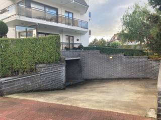 Ideaal gelegen dubbele garagebox te koop in de residentie Les Ardennes, op de hoek van de Julius Sabbelaan en de Bayauxlaan, op slechts enkele...