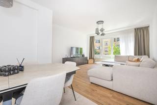 <p><span><strong>INFORMATIE &amp; BEZOEKEN: Florian Vandecaveye: fvandecaveye@trevi.be - 0493.55.38.25</strong></span><br />Tussen Molière en Vanderkindere, dicht bij alle voorzieningen en het openbaar vervoer, een in 2025 gerenoveerd appartement met 2 slaapkamers van ±85 m² op de 1<sup>e</sup> verdieping van een gebouw met lift.</p>
<p></p>
<p><u>Op de 1<sup>e</sup> verdieping:</u></p>
<ul>
<li>Een inkomhal</li>
<li>Een gezellige woonkamer van ±27 m²</li>
<li>Een ingerichte keuken</li>
<li>2 slaapkamers van ±13 m² (4 m x 3,2 m) met elk een overdekt terras van ±3,4 m² (3,4 m x 1 m)</li>
<li>Een doucheruimte</li>
<li>Aparte wc</li>
</ul>
<p></p>
<p>EPB : D-</p>
<p>Kosten: ±410 €/maand (gemeenschappelijke kosten, verwarming, koud water).</p>
<p>Gepantserde deur.</p>
<p>Afmetingen ter indicatie</p>