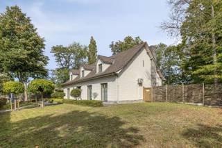 KLASSEVOL, RUIM LANDHUIS MET GROTE TUIN, BUREAU, CARPORT EN RUIME PARKING.Gelegen langsheen de Lichterstraat in het landelijke Puurs-Sint-Amands...