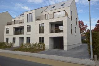 9 overdekte autostaanplaatsen achter het appartementsgebouw "Mondriaan"in Mgr. Miertstraat 3in het centrum van Kasterlee, op 2 min wandelen van de...