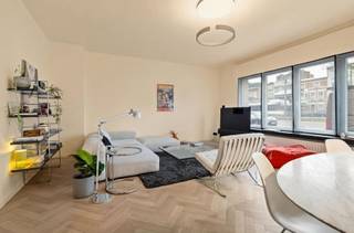 <p><span>Uniek gelijkvloersappartement met zalige tuin en staanplaats</span></p><p><span> </span></p><p><span>OMSCHRIJVING</span></p><p><span>Dit uitzonderlijk gelijkvloers appartement combineert comfort, stijl en een absolute topligging. Gelegen in een goed onderhouden gebouw, op wandelafstand van supermarkten, bakkers, eetgelegenheden en het school 't Pulhof. Bovendien ben je zo in het Brilschanspark waar je zalig kan wandelen en of sporten. Dankzij de tram die voor de deur stopt, ben je in no-time in de Stad.</span></p><p><span> </span></p><p><span>INDELING</span></p><p><span>Dit appartement ademt stijl. Warme elementen zoals visgraadparket worden harmonieus gecombineerd met een moderne afwerking.</span></p><p><span>Bovendien is het volledig instapklaar en onderging het een grondige renovatie: de elektriciteit werd conform gemaakt, er werden nieuwe ramen geplaatst en de badkamer (2025) werd vernieuwd.</span></p><p><span>Bij het betreden van de ruime en centraal gelegen inkomhal word je instant verrast door de sfeervolle inrichting en het ruimtelijk gevoel. De inkomhal creëert een aangename flow doorheen de woning, waardoor elke ruimte als een nieuwe ontdekking aanvoelt. </span></p><p><span>Aan de voorzijde vind je de gezellige leefruimte op visgraadparket, een ideale plek om tot rust te komen. Achteraan bevindt zich de open keuken met aangrenzend een extra multifunctionele ruimte / veranda die momenteel dienst doet als fitnessruimte. Van hieruit is er directe toegang naar de zeer ruime en open tuin. Er zijn 2 rustige slaapkamers aan de achterzijde van het gebouw, een vernieuwd apart toilet en een badkamer met inloopdouche.</span></p><p><span>Verder is er ook nog een aparte kelderberging.</span></p><p><span>De ruime ondergrondse staanplaats biedt plaats voor een wagen en fietsen en kan bij aangekocht worden voor €20.000,00.</span></p><p><span>Provisie: € 138 per maand (lift; gemene delen: water, ek; syndicus, verzekering). Spaarfonds: € 46,8 per maand.</span></p><p><span> </span></p><p><span>TROEVEN</span></p><p><span>-Instapklaar</span></p><p><span>-Elektrische rolluiken leefruimte</span></p><p><span>-Kleinschalig gebouw </span></p><p><span>-Zalige tuin</span></p><p><span>-Eigen gasketel (3 j oud)</span></p><p><span> </span></p>
