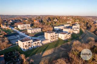 <p><span>2-SLAAPKAMERAPPARTEMENT + TERRAS EN BALKON</span></p><p><span> </span></p><p><span>Dit </span><span>recent en energiezuinig duplex appartement te koop in Huy</span><span> bevindt zich in een rustige residentiële wijk. Het pand is instapklaar en combineert modern comfort met een uitstekende ligging dicht bij scholen, winkels en openbaar vervoer.</span></p><p><span>Indeling van het appartement:</span></p><ul><li><span>Tuinniveau:</span><span> nachthal, twee slaapkamers, badkamer en aparte doucheruimte.</span></li><li><span>Eerste verdieping:</span><span> inkomhal, lichtrijke leefruimte met toegang tot een balkon en een volledig uitgeruste keuken.</span></li><li><span>Extras:</span><span> autostaanplaats en kelder inbegrepen.</span></li></ul><p><span>Dit duplex appartement in Huy biedt alles wat u zoekt in een comfortabele woning: een rustige ligging in een residentiële buurt, gecombineerd met een vlotte bereikbaarheid. Dankzij de nabijheid van scholen en winkels is dit de ideale locatie voor gezinnen of koppels die een instapklaar appartement wensen te kopen.</span></p><p><span>Leuk detail, de privatieve staanplaats en berging zijn inbegrepen in de vraagprijs.</span></p><p><span> </span></p><p><span>Kortom al de elementen om comfortabel te wonen zijn van de partij. Geïnteresseerd om dit appartement te bezichtigen? Neem contact op met ons kantoor op info@canius.be of 078 78 30 39 om een bezichtiging in te plannen.</span></p><p><span>De vermelde oppervlaktes zijn slechts een indicatie. Canius Real Estate kan niet verantwoordelijk gesteld worden voor de juistheid van de door zijn verstrekte gegevens. </span></p>