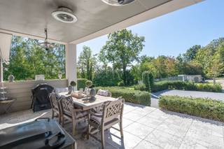 Century21 ImmoNero presenteert deze prachtig gerenoveerde bungalow van 221m² met uitzonderlijke afwerking, in een schitterende parktuin van 3.771m² welke u absolute rust en privacy waarborgt. Via de elektrische toegangspoort komt u het domein binnen langs de brede, verlichte privé oprit met een 6 tal parkeerplaatsen. De bungalow welke zeer grondig en volledig werd vernieuwd in 2020 -2025 biedt vervolgens: Inkom met WC, schitterende living van 78m² met hypergeïnstalleerde keuken , welke naadloos doorloopt in de prachtig aangelegde terrassen, deels overdekt, met subliem zicht op de parktuin; Ingerichte wasplaats 7m² en 2 kinderkamers van elk 12m² met ingemaakte kasten en Douche kamer; Master bedroom bestaande uit een ingerichte dressing, kamer 26m² en een en suite badkamer. Grote garage van 21m², Carport voor 2 wagens en tuinberging. Verwarming met warmtepomp, zonnepanelen en Airco in alle ruimtes. Alu ramen, ventilatie D, Laadpaal, Camerabewaking rondom, Elektriciteit is conform. EPC = B. meer info: www.sintannastraat81.be