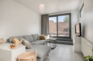 *** KIJKDAG ZATERDAG 12/09 tussen 13u30 en 16u *** OP AFSPRAAK *** Deze charmante woning in Erpe-Mere combineert comfort met een bijzonder gunstige ligging. Dankzij de nabijheid van het op- en afrittencomplex van de E40 geniet u van een vlotte verbinding richting Aalst, Gent en Brussel. Ideaal voor wie wonen en bereikbaarheid wil combineren.
Binnenin beschikt de woning over een gezellige leefruimte met een hyper uitgeruste keuken waar het aangenaam vertoeven is. De twee slaapkamers bieden de nodige rust en privacy. Daarnaast is er een handige bureauruimte, perfect voor thuiswerk of als extra hobbyruimte. De praktische wasplaats zorgt voor extra gebruiksgemak in het dagelijks leven. De buitenruimte is zuidoostelijk gericht zodat er altijd voldoende zon aanwezig is. Een belangrijke troef is de elektrische installatie die conform is, zodat u zich hierover geen zorgen hoeft te maken. Bovendien is er geen asbest aanwezig. Naarst de woning is er nog een handige zij-ingang voor fietsen en/of vuilbakken. Een aangename en praktische woning op een strategische locatie, ideaal voor starters, gezinnen of wie op zoek is naar een vlot bereikbare thuis in Erpe-Mere. Wenst u meer informatie of een bezoek? Stuur gerust een mail naar Louis@immoaccenta.be