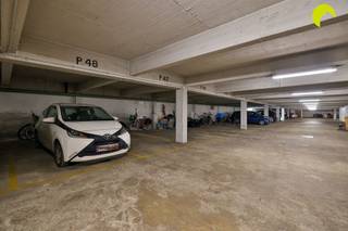Une place de parking est à vendre dans le parking souterrain situé au 9-11, avenue Roest d'Alkemade.   * Pas de poteaux gênants * Stationnement...