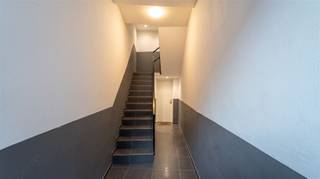 <p><span>Aantrekkelijke opbrengsteigendom bestaande uit een handelsruimte en 3 vergunde appartementen. Een interessante investering dankzij de combinatie van handel en residentieel vastgoed, met een mooie huidige huuropbrengst en bijkomend potentieel.</span></p><p><span>Het handelsgelijkvloers, huisnummer 234A, heeft een oppervlakte van ca. 59 m² en EPC-label C. De ruimte beschikt over een berging achteraan, een apart toilet en een afzonderlijke toegang. Huurprijs: €950/maand.</span></p><p><span>Op de 1ste verdieping bevindt zich een appartement van ca. 48 m² met 2 slaapkamers en EPC B (189 kWh/m²/jaar). Huurprijs: €700/maand.</span></p><p><span>Het appartement op de 2de verdieping beschikt over 1 slaapkamer, een dakterras en EPC B (184 kWh/m²/jaar). Huurprijs: €700/maand.</span></p><p><span>Op de 3de verdieping bevindt zich een appartement met 1 slaapkamer en EPC B (186 kWh/m²/jaar). Huurprijs: €550/maand.</span></p><p><span>Alle appartementen zijn vergund en beschikken over een eigen busnummer. Het gebouw heeft aparte meters voor gas, elektriciteit en water. Via de aparte inkom aan de rechterzijde is er toegang tot de appartementen en de kelder.</span></p><p><span>De bovenste verdieping dient grondig gerenoveerd te worden en biedt extra mogelijkheden. Meer info tijdens het plaatsbezoek.</span></p><p><span>Totale huur: €2.900/maand of €34.800/jaar. Bruto aanvangsrendement: ca. 6,34%.</span></p><p><span>Een veelzijdig pand met een aantrekkelijke huuropbrengst en bijkomend toekomstig potentieel.</span></p>