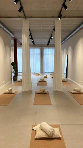 Deze veelzijdige en instapklare commerciële ruimte is gelegen op wandelafstand van de Troonplaats.De ruimte bevindt zich op het gelijkvloers en is...