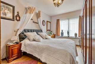 In het hart van Zottegem, op de hoek van de HELDENLAAN met de Neerhofstraat vinden wij dit lichtrijk appartement met PRACHTIG OPEN ZICHT OP DE HELDENLAAN ! Ruime badkamer, afzonderlijk toilet, 2 comfortabele slaapkamers, keuken met bergruimte en balkon, RUIME LICHTRIJKE LIVING ! Kelderberging en GROTE GARAGE.<br />Nieuwe individuele GASBRANDER BUDERUS & elektriciteit CONFORM!<br />Kijk snel op www.JUNOvastgoed.be voor plannen en inlichtingen.