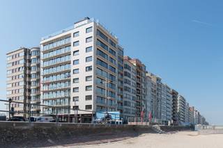 Volledig gerenoveerde studio met slaaphoek gelegen op de vierde verdieping van de Residentie Emperador, Prosper Poulletstraat 19 te Middelkerke. Deze studio beschikt over een prachtig lateraal zeezicht, zicht op hinterland en ligt op wandelafstand van de winkels en openbaar vervoer. De gevel en inkomhal van het gebouw werd recentelijk volledig gerenoveerd!<br /><br />Indeling: <br />- inkomhal met mogelijkheid tot slaaphoek <br />- leefruimte<br />- geïnstalleerde open keuken met kastruimte, kookplaat, afwasmachine en frigo <br />- badkamer voorzien van inloopdouche, toilet en lavabo<br />- terras met prachtig zeezicht<br /><br />Pluspunten:<br />- volledig gerenoveerd (2025)<br />- zijdelings zeezicht<br />- op maat gemaakte kasten<br />- conforme elektrische keuring<br />- recente gevelrenovatie<br />- dak reeds vernieuwd<br />- gemeenschappelijke inkomhal volledig vernieuwd<br /><br />Bent u op zoek naar een gerenoveerde studio met slaaphoek en prachtig zijdelings zeezicht te koop te Middelkerke? Aarzel niet en leg vandaag nog uw bezoek vast! <br /><br />Deze AI-visualisaties zijn bedoeld als inspiratie. Er werd geen rekening gehouden met technische specificaties, stedenbouwkundige voorschriften of de concrete mogelijkheden tot realisatie.