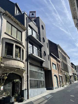 LEUKE PENTHOUSE MIDDENIN DE STAD ! Deze eigentijdse duplex vind je op de hoogste verdieping van een jonge (bouwjaar 2009) kleinschalige residentie...