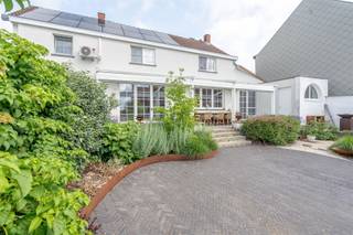 OPTIE !!!!!!!!!!!!! Century21 ImmoNero stelt voor: Volledig gerenoveerde charme woning van 194m2 in centrum Duisburg op wandelafstand van scholen...