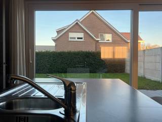 Voor een bezoek of meer informatie, stuur verhuur@immosophieenco.be of bel naar Joren +32 471 19 01 20 Deze recente en instapklare woning is...