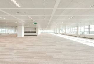 Dit prachtige glazen gebouw is perfect gelegen net buiten het centrum van Brussel. De snelweg E411 Brussel - Luxemburg is in de...