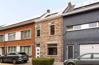 <p>Voor een bezoek bel Saimen: 0470 79 24 20 of mail: saimen@cornelis-goeman.be <br />Op een bijzonder gunstige ligging, vlak bij het centrum van Brakel, vinden we deze charmante rijwoning met een verrassend ruime en praktische indeling. De woning combineert een aangename woonruimte met <strong>3 slaapkamers, 2 badkamers en een gezellige tuin/terras.</strong><span></span></p>
<p>Op het <strong>gelijkvloers</strong> beschikt de woning over een ruime woonkamer, een afzonderlijke keuken en een badkamer en berging. Vanuit de keuken is er een aangename verbinding met de buitenruimte achteraan, waar u kunt genieten van een <strong>gezellig terras en tuin</strong>.</p>
<p>De <strong>eerste verdieping</strong> omvat een ruime slaapkamer, een praktische berging, een tweede badkamer en een nachthal. <br /><br />Op de <strong>tweede verdieping</strong> bevinden zich nog twee volwaardige slaapkamers, ideaal voor kinderen, een hobbyruimte of als thuiskantoor.</p>
<p>De woning geniet bovendien van een <strong>centrale ligging</strong>, op korte afstand van winkels, scholen, horeca en alle dagelijkse voorzieningen van Brakel.</p>
<p><strong>Troeven:</strong></p>
<ul>
<li>Gelegen vlak bij het centrum van Brakel</li>
<li>Gunstig EPC label B</li>
<li>Conforme elektrische keuring</li>
<li>Zonnepanelen</li>
<li>Interessante woning voor starters, gezinnen of investeerders</li>
</ul>
<p><strong>Een woning met ruimte, mogelijkheden én een uitstekende ligging in het hart van Brakel. Zeker een bezoek waard!</strong></p>