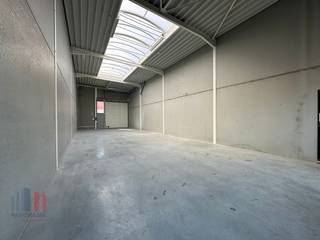 Fenomenaal gelegen <strong>nieuwbouw KMO-unit</strong> met een oppervlakte van <strong>192 m²</strong> te huur op amper 300 m van de Doorniksesteenweg met een onmiddellijke verbinding naar de E17 op- en afrit Kortrijk-Zuid alsook de R8. Het station van Kortrijk situeert zich op amper 1,5 km.<br /><br />De casco loods (brandklasse C) is opgebouwd uit een staalstructuur met betonpanelen en is verder voorzien van een sectionale poort met afzonderlijke toegangsdeur en 2 extra raampartijen, een polybetonvloer en beschikt over een <strong>vrije hoogte van 6m</strong>. Het geïsoleerde magazijn maakt deel uit van het KMO-project "WALLE". <br /><br />Het kwalitatieve project situeert zich op de ex-site van tapijtenweverij Belgian Industrial Carpets die herontwikkeld wordt met respect voor de karaktervolle fabriekspanden maar met aandacht voor duurzaam ruimtegebruik. De site wordt uitgerust met een <strong>centraal warmtenet</strong> waarbij alle entiteiten genieten van een duurzaam energiegebruik. Ruime parkeer- en manoeuvreerruimte met aanwezigheid van een<strong> privatieve parkeerplaats</strong>. Onmiddellijk beschikbaar!<br /><br />Contacteer <strong>PANORAMA B2B</strong> voor bijkomende inlichtingen, plannen of een vrijblijvend plaatsbezoek <strong>056 222 256</strong>.