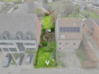 <strong><span>Bouwgrond voor een Ruime GB, uiterst Centraal gelegen!</span></strong><br /><br />Het perceel heeft <strong>een bouwdiepte van 15 meter</strong> <strong>op het gelijkvloers en 12 meter op de verdieping</strong>. Dankzij de <strong>zuid-westorientatie </strong>geniet je van <strong>veel lichtinval en een zonnige</strong> <strong>tuin!<br /></strong><br />Een<strong> ideale locatie om een moderne, lichtrijke gezinswoning te realiseren </strong>op <strong>een goed bereikbare plek</strong>.<br /><br />Contacteer uw vastgoedkantoor voor meer info en/of een bezoek via 0476/076993 of info@kurtimmo.be!
